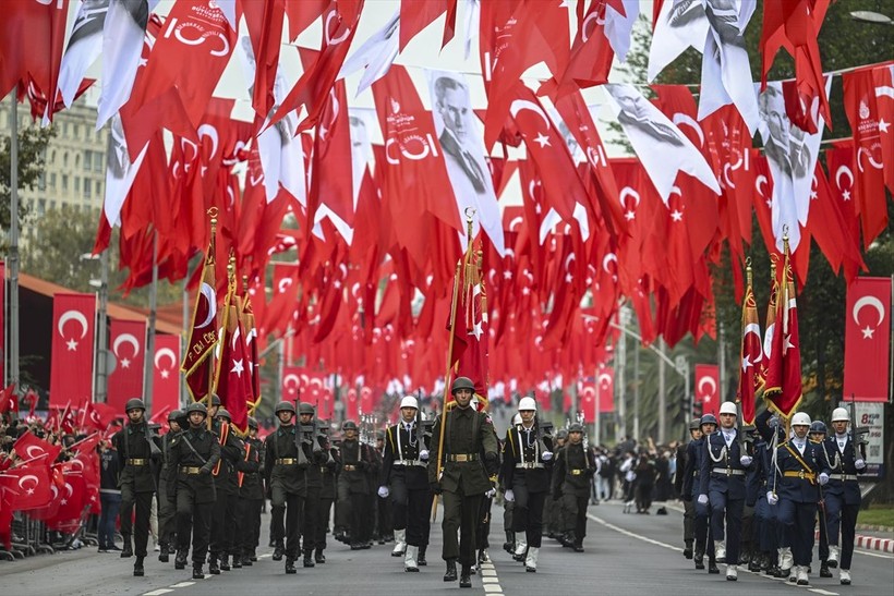 Türkiye iliklerine kadar Cumhuriyet'i kutluyor! Nereye baksan kırmızı-beyaz! 🤍❤️Meydanlarda 7'den 70'e 100. yıl coşkusu - Resim: 242