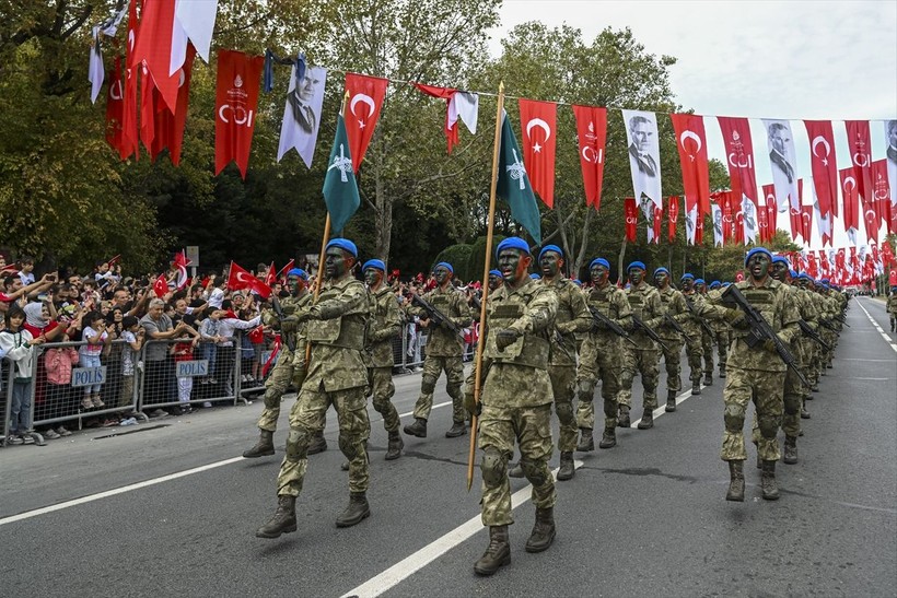 Türkiye iliklerine kadar Cumhuriyet'i kutluyor! Nereye baksan kırmızı-beyaz! 🤍❤️Meydanlarda 7'den 70'e 100. yıl coşkusu - Resim: 243