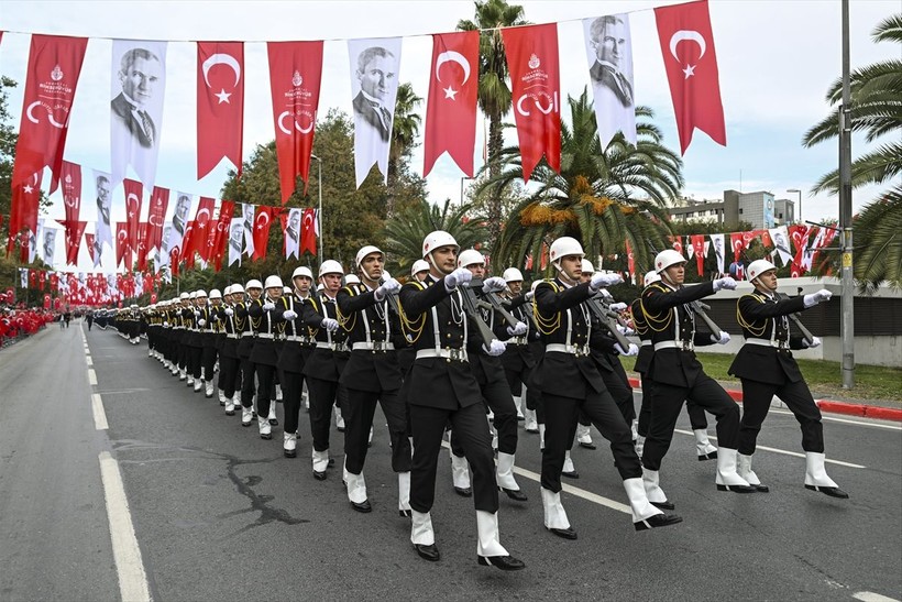 Türkiye iliklerine kadar Cumhuriyet'i kutluyor! Nereye baksan kırmızı-beyaz! 🤍❤️Meydanlarda 7'den 70'e 100. yıl coşkusu - Resim: 245