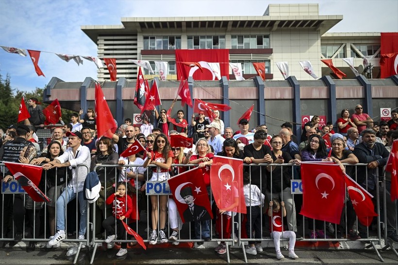 Türkiye iliklerine kadar Cumhuriyet'i kutluyor! Nereye baksan kırmızı-beyaz! 🤍❤️Meydanlarda 7'den 70'e 100. yıl coşkusu - Resim: 246