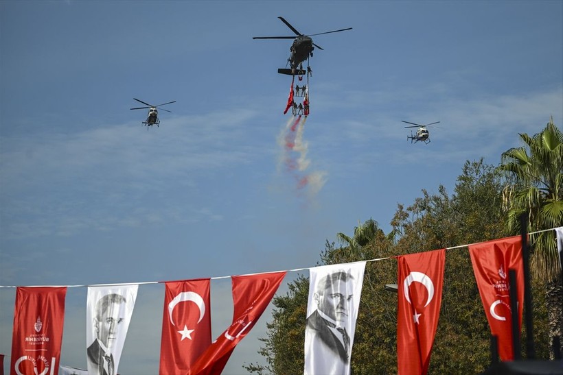 Türkiye iliklerine kadar Cumhuriyet'i kutluyor! Nereye baksan kırmızı-beyaz! 🤍❤️Meydanlarda 7'den 70'e 100. yıl coşkusu - Resim: 247