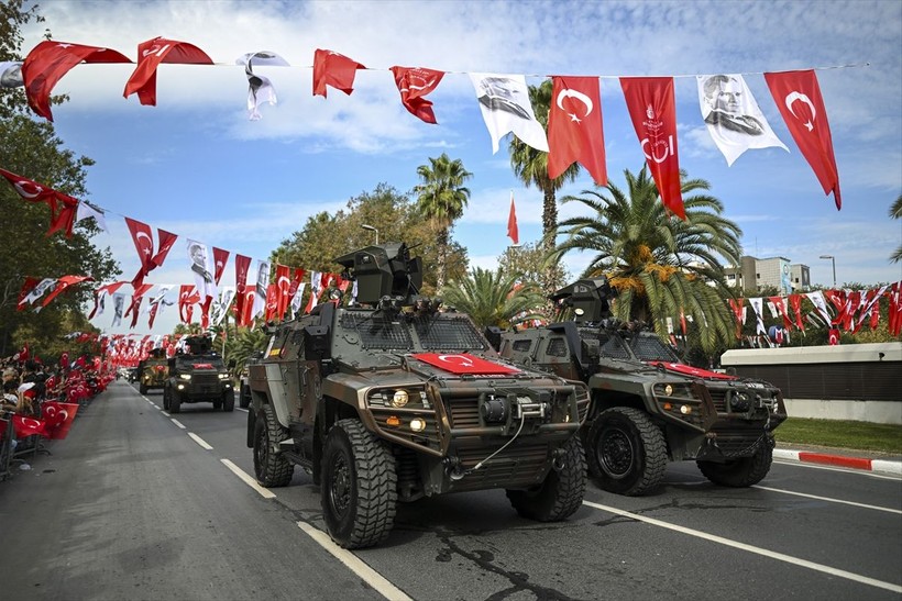 Türkiye iliklerine kadar Cumhuriyet'i kutluyor! Nereye baksan kırmızı-beyaz! 🤍❤️Meydanlarda 7'den 70'e 100. yıl coşkusu - Resim: 248