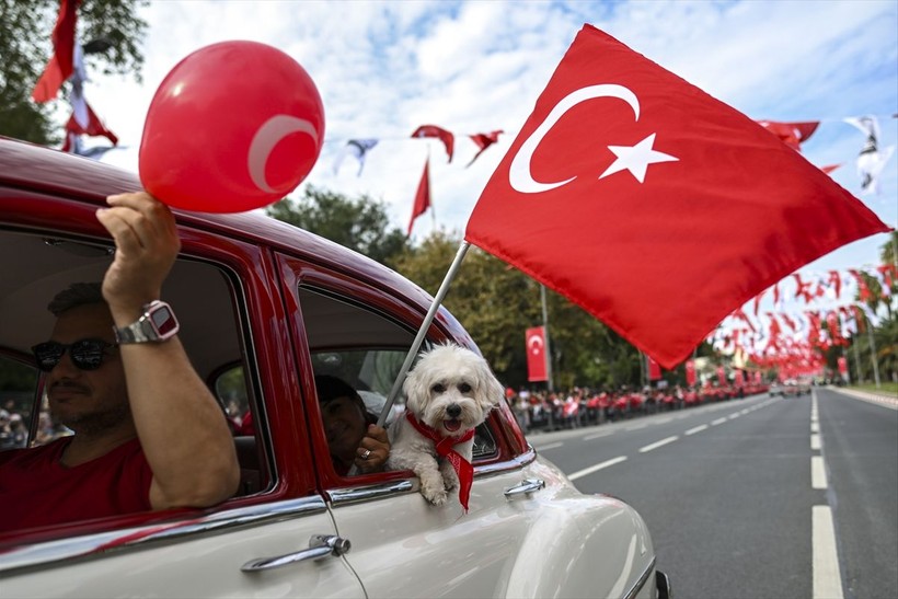 Türkiye iliklerine kadar Cumhuriyet'i kutluyor! Nereye baksan kırmızı-beyaz! 🤍❤️Meydanlarda 7'den 70'e 100. yıl coşkusu - Resim: 249