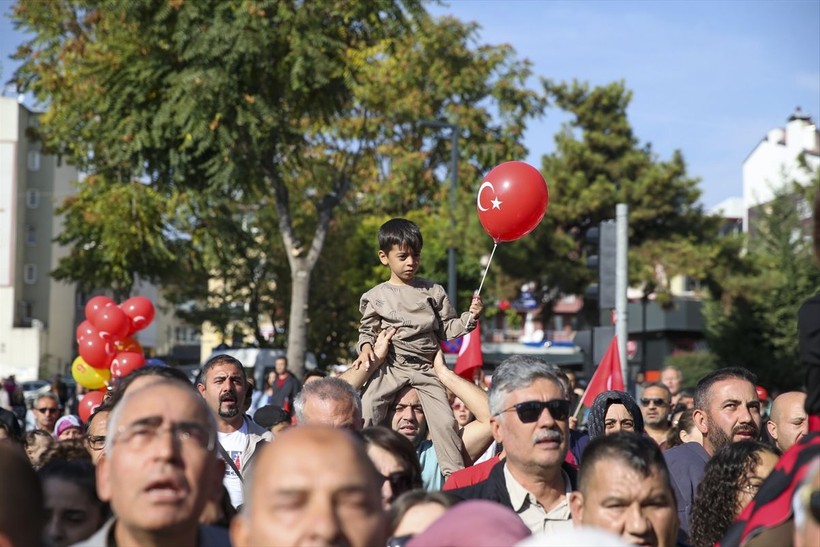 Türkiye iliklerine kadar Cumhuriyet'i kutluyor! Nereye baksan kırmızı-beyaz! 🤍❤️Meydanlarda 7'den 70'e 100. yıl coşkusu - Resim: 273