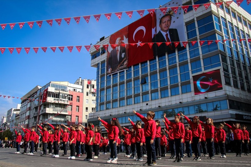 Türkiye iliklerine kadar Cumhuriyet'i kutluyor! Nereye baksan kırmızı-beyaz! 🤍❤️Meydanlarda 7'den 70'e 100. yıl coşkusu - Resim: 274