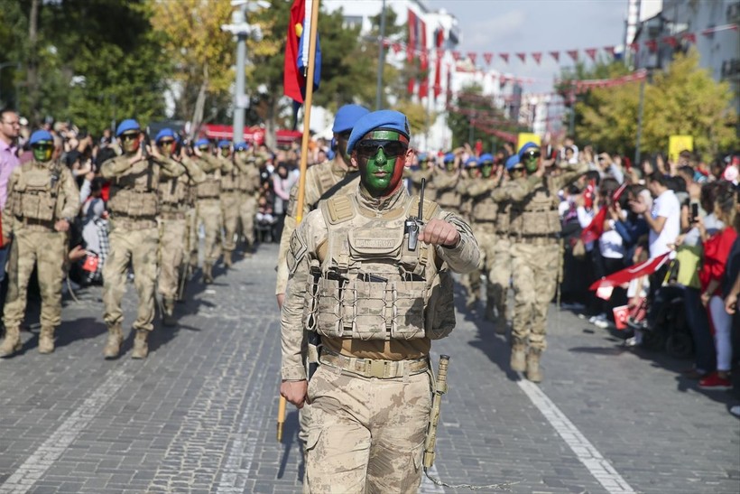 Türkiye iliklerine kadar Cumhuriyet'i kutluyor! Nereye baksan kırmızı-beyaz! 🤍❤️Meydanlarda 7'den 70'e 100. yıl coşkusu - Resim: 275