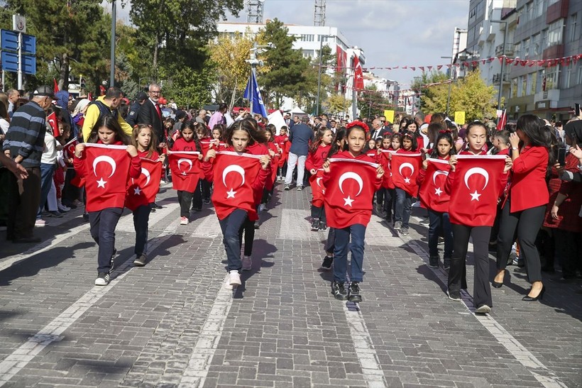 Türkiye iliklerine kadar Cumhuriyet'i kutluyor! Nereye baksan kırmızı-beyaz! 🤍❤️Meydanlarda 7'den 70'e 100. yıl coşkusu - Resim: 277