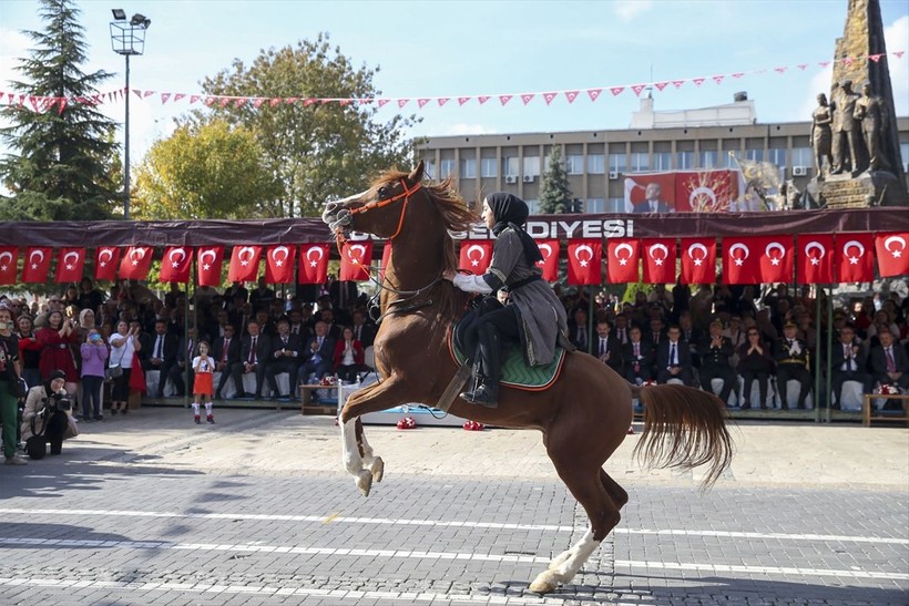 Türkiye iliklerine kadar Cumhuriyet'i kutluyor! Nereye baksan kırmızı-beyaz! 🤍❤️Meydanlarda 7'den 70'e 100. yıl coşkusu - Resim: 279