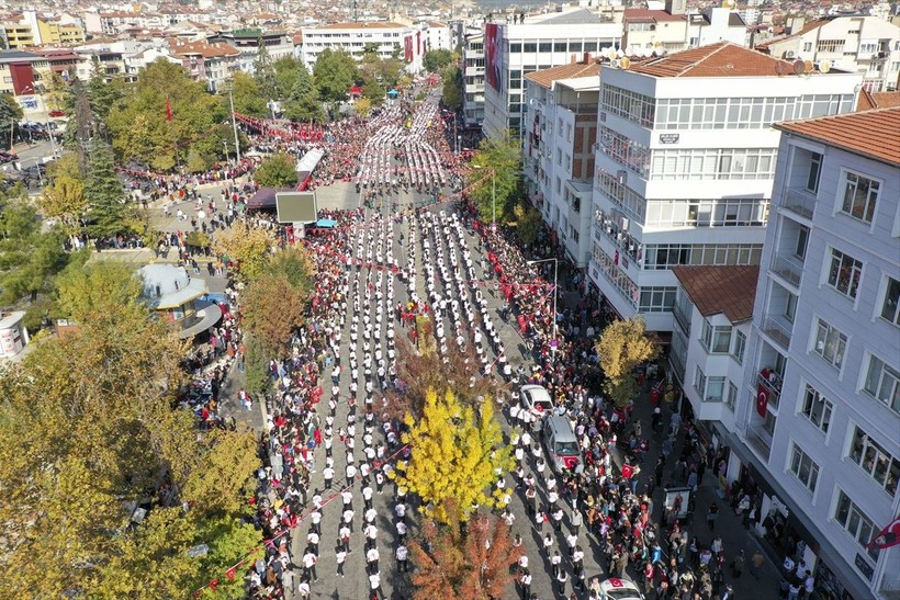 Türkiye iliklerine kadar Cumhuriyet'i kutluyor! Nereye baksan kırmızı-beyaz! 🤍❤️Meydanlarda 7'den 70'e 100. yıl coşkusu - Resim: 280