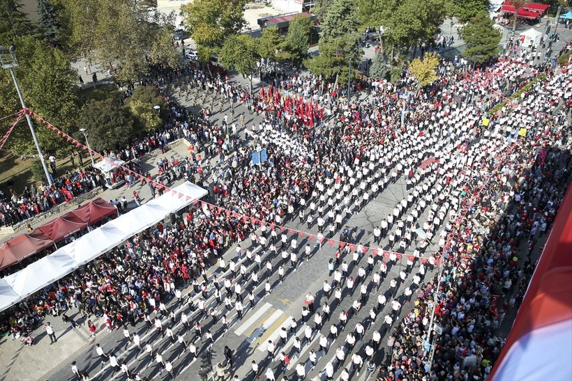 Türkiye iliklerine kadar Cumhuriyet'i kutluyor! Nereye baksan kırmızı-beyaz! 🤍❤️Meydanlarda 7'den 70'e 100. yıl coşkusu - Resim: 284