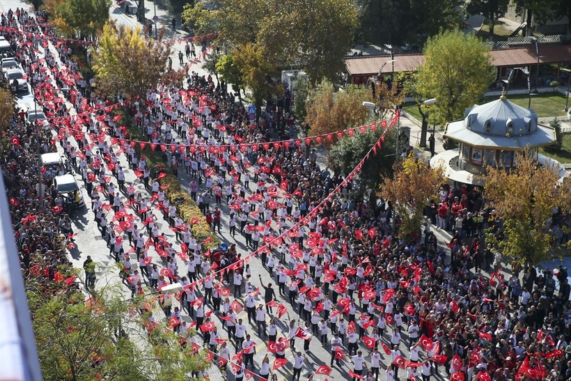 Türkiye iliklerine kadar Cumhuriyet'i kutluyor! Nereye baksan kırmızı-beyaz! 🤍❤️Meydanlarda 7'den 70'e 100. yıl coşkusu - Resim: 285
