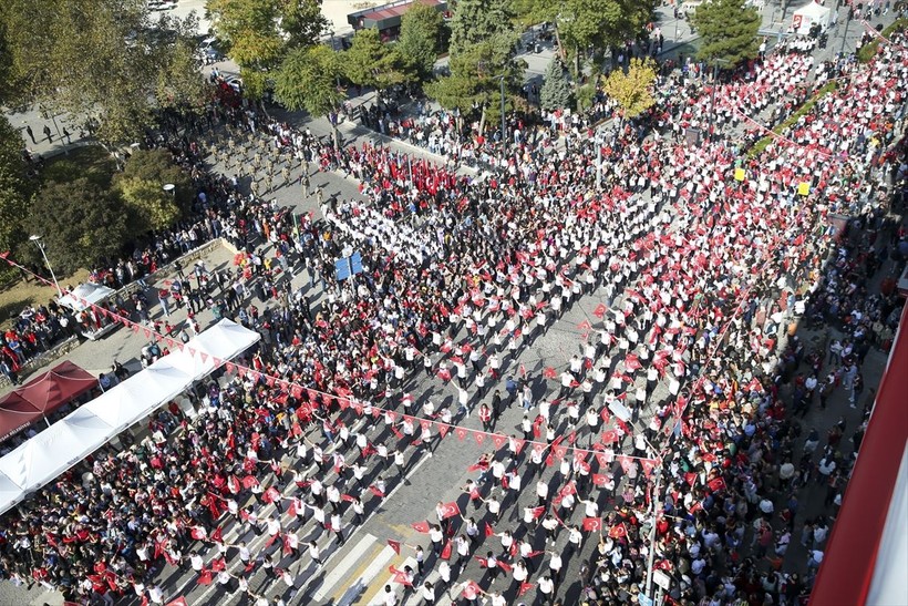 Türkiye iliklerine kadar Cumhuriyet'i kutluyor! Nereye baksan kırmızı-beyaz! 🤍❤️Meydanlarda 7'den 70'e 100. yıl coşkusu - Resim: 286