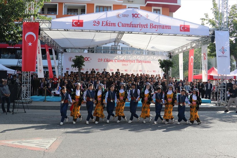 Türkiye iliklerine kadar Cumhuriyet'i kutluyor! Nereye baksan kırmızı-beyaz! 🤍❤️Meydanlarda 7'den 70'e 100. yıl coşkusu - Resim: 290