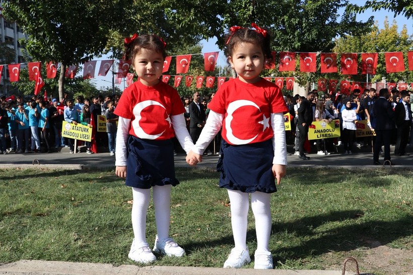 Türkiye iliklerine kadar Cumhuriyet'i kutluyor! Nereye baksan kırmızı-beyaz! 🤍❤️Meydanlarda 7'den 70'e 100. yıl coşkusu - Resim: 291