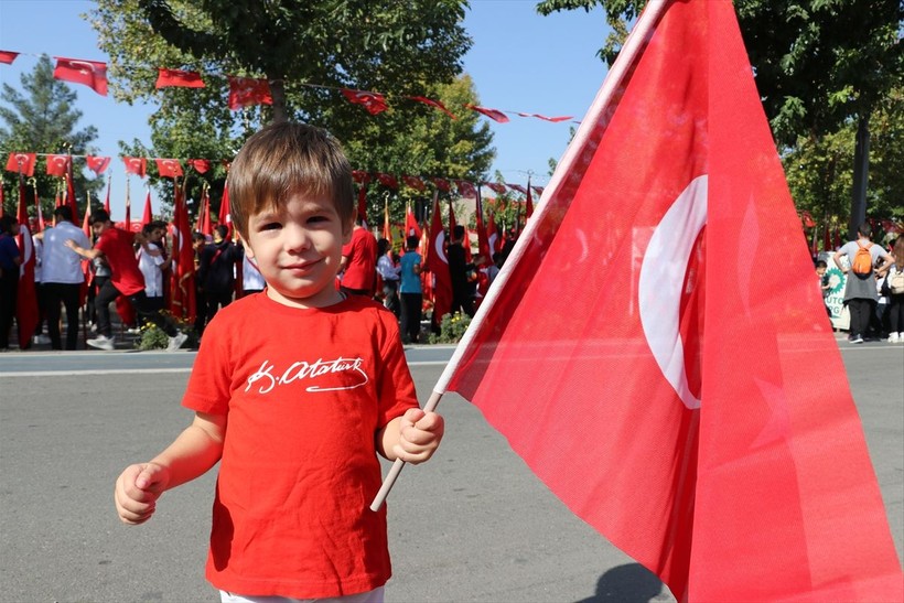 Türkiye iliklerine kadar Cumhuriyet'i kutluyor! Nereye baksan kırmızı-beyaz! 🤍❤️Meydanlarda 7'den 70'e 100. yıl coşkusu - Resim: 294