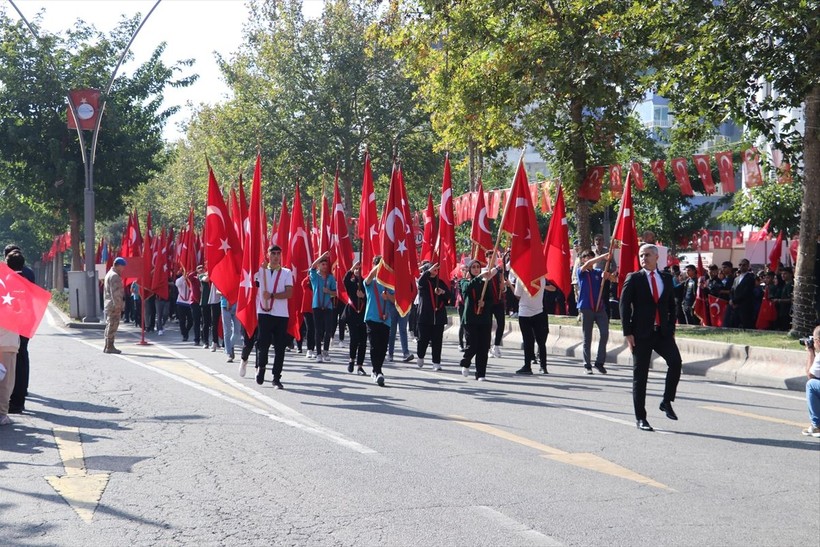 Türkiye iliklerine kadar Cumhuriyet'i kutluyor! Nereye baksan kırmızı-beyaz! 🤍❤️Meydanlarda 7'den 70'e 100. yıl coşkusu - Resim: 295