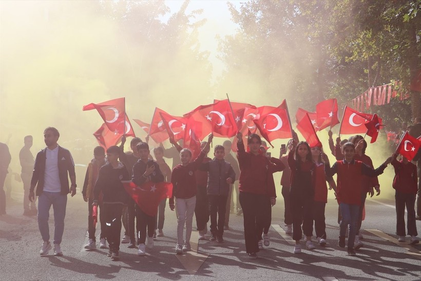 Türkiye iliklerine kadar Cumhuriyet'i kutluyor! Nereye baksan kırmızı-beyaz! 🤍❤️Meydanlarda 7'den 70'e 100. yıl coşkusu - Resim: 297