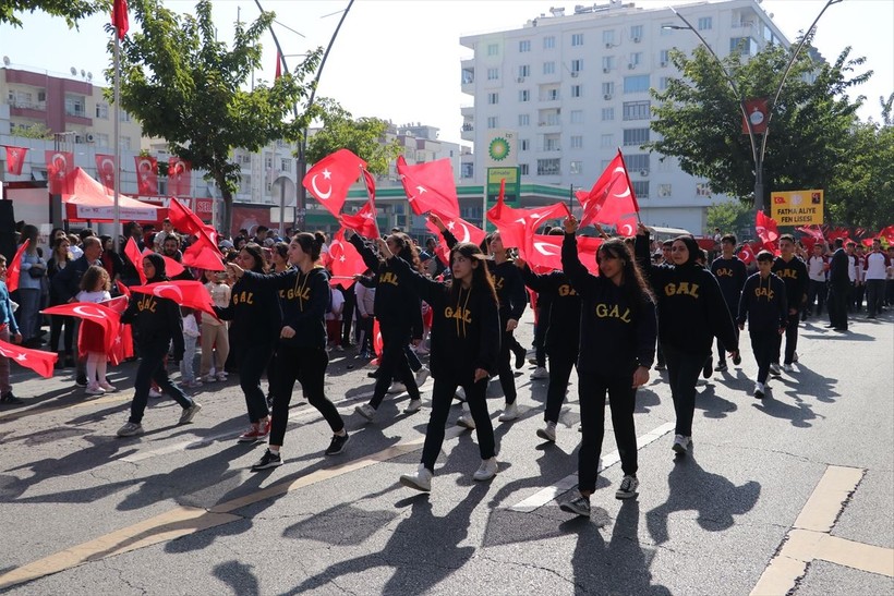 Türkiye iliklerine kadar Cumhuriyet'i kutluyor! Nereye baksan kırmızı-beyaz! 🤍❤️Meydanlarda 7'den 70'e 100. yıl coşkusu - Resim: 298