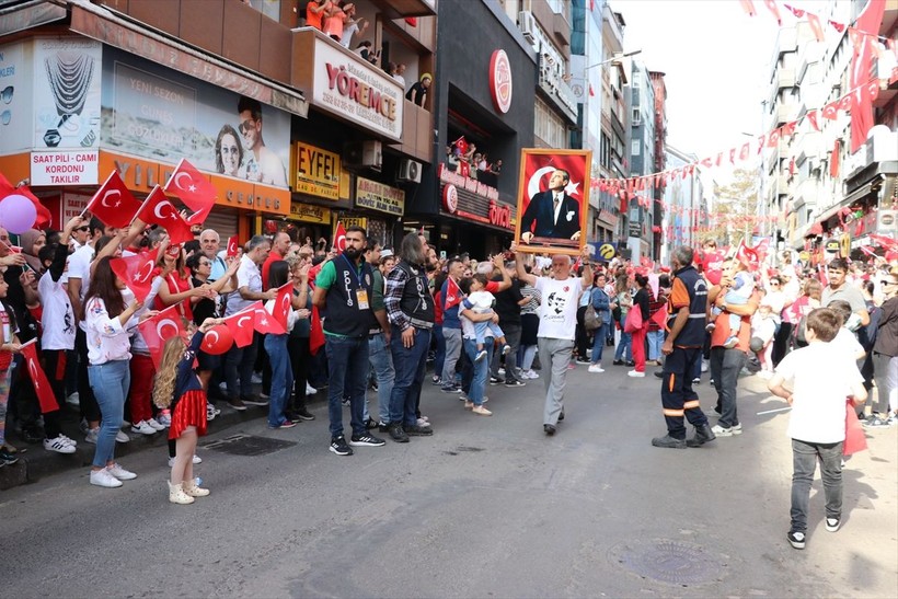 Türkiye iliklerine kadar Cumhuriyet'i kutluyor! Nereye baksan kırmızı-beyaz! 🤍❤️Meydanlarda 7'den 70'e 100. yıl coşkusu - Resim: 300