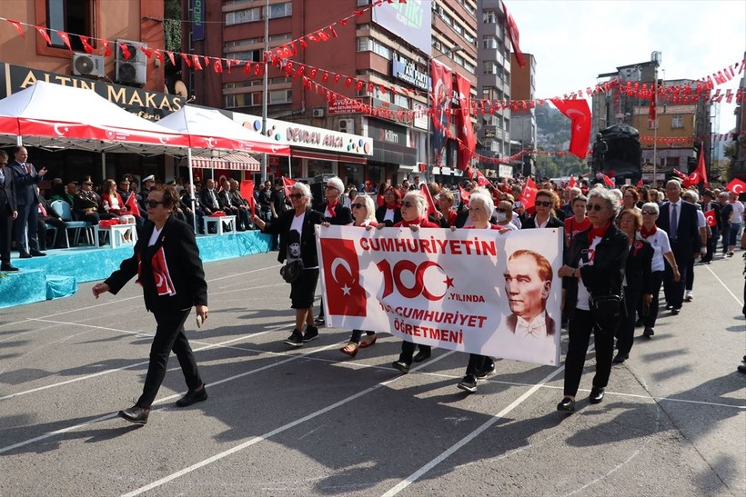 Türkiye iliklerine kadar Cumhuriyet'i kutluyor! Nereye baksan kırmızı-beyaz! 🤍❤️Meydanlarda 7'den 70'e 100. yıl coşkusu - Resim: 302