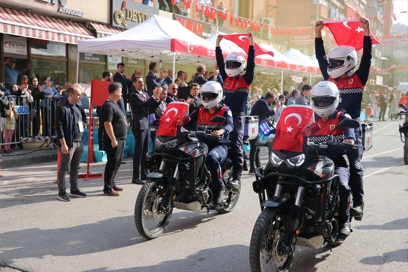 Türkiye iliklerine kadar Cumhuriyet'i kutluyor! Nereye baksan kırmızı-beyaz! 🤍❤️Meydanlarda 7'den 70'e 100. yıl coşkusu - Resim: 303