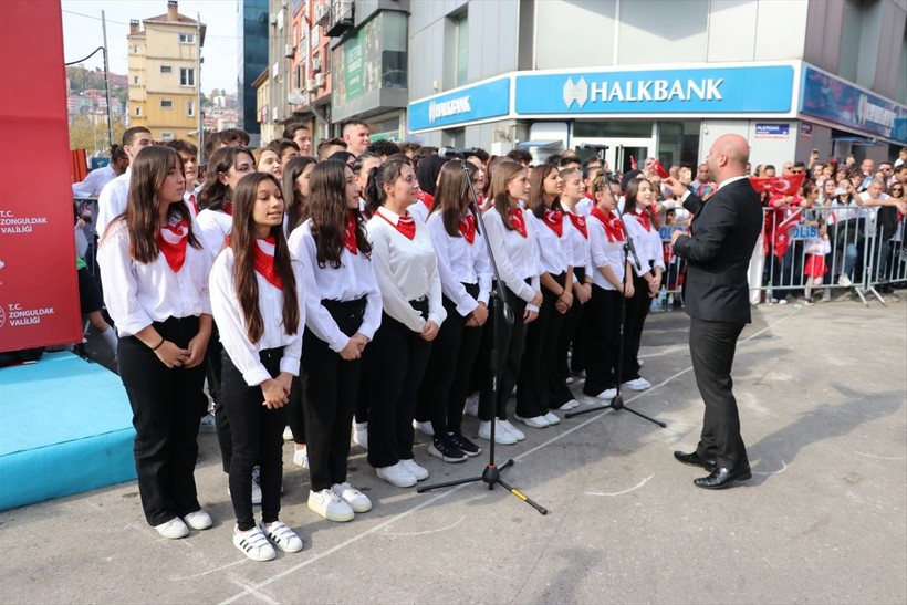 Türkiye iliklerine kadar Cumhuriyet'i kutluyor! Nereye baksan kırmızı-beyaz! 🤍❤️Meydanlarda 7'den 70'e 100. yıl coşkusu - Resim: 304
