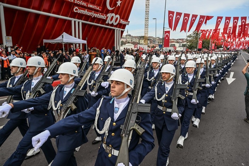 Türkiye iliklerine kadar Cumhuriyet'i kutluyor! Nereye baksan kırmızı-beyaz! 🤍❤️Meydanlarda 7'den 70'e 100. yıl coşkusu - Resim: 305