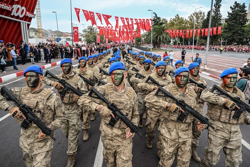 Türkiye iliklerine kadar Cumhuriyet'i kutluyor! Nereye baksan kırmızı-beyaz! 🤍❤️Meydanlarda 7'den 70'e 100. yıl coşkusu - Resim: 306