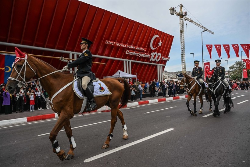 Türkiye iliklerine kadar Cumhuriyet'i kutluyor! Nereye baksan kırmızı-beyaz! 🤍❤️Meydanlarda 7'den 70'e 100. yıl coşkusu - Resim: 307