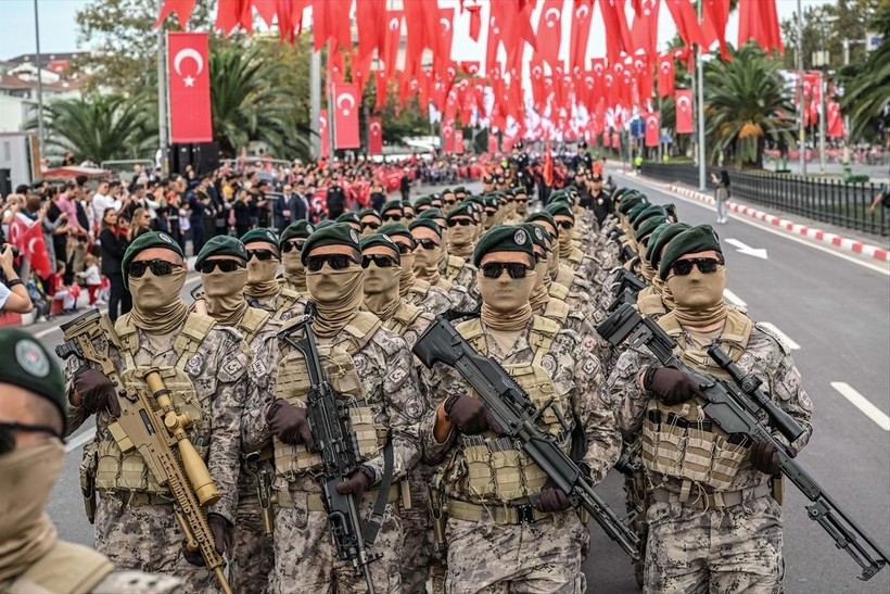 Türkiye iliklerine kadar Cumhuriyet'i kutluyor! Nereye baksan kırmızı-beyaz! 🤍❤️Meydanlarda 7'den 70'e 100. yıl coşkusu - Resim: 309