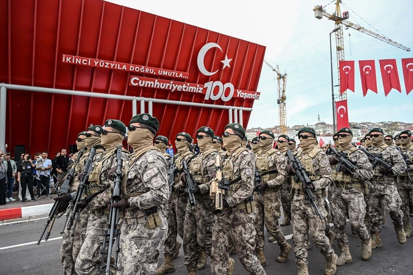 Türkiye iliklerine kadar Cumhuriyet'i kutluyor! Nereye baksan kırmızı-beyaz! 🤍❤️Meydanlarda 7'den 70'e 100. yıl coşkusu - Resim: 310