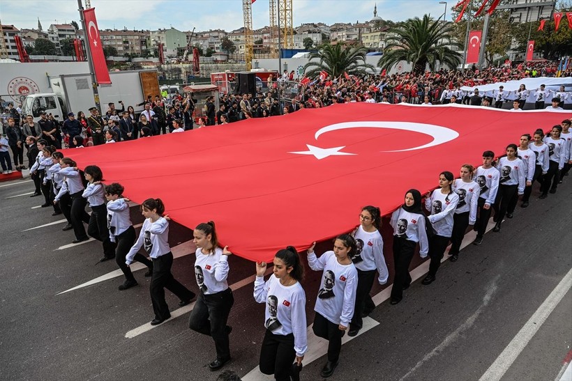 Türkiye iliklerine kadar Cumhuriyet'i kutluyor! Nereye baksan kırmızı-beyaz! 🤍❤️Meydanlarda 7'den 70'e 100. yıl coşkusu - Resim: 312