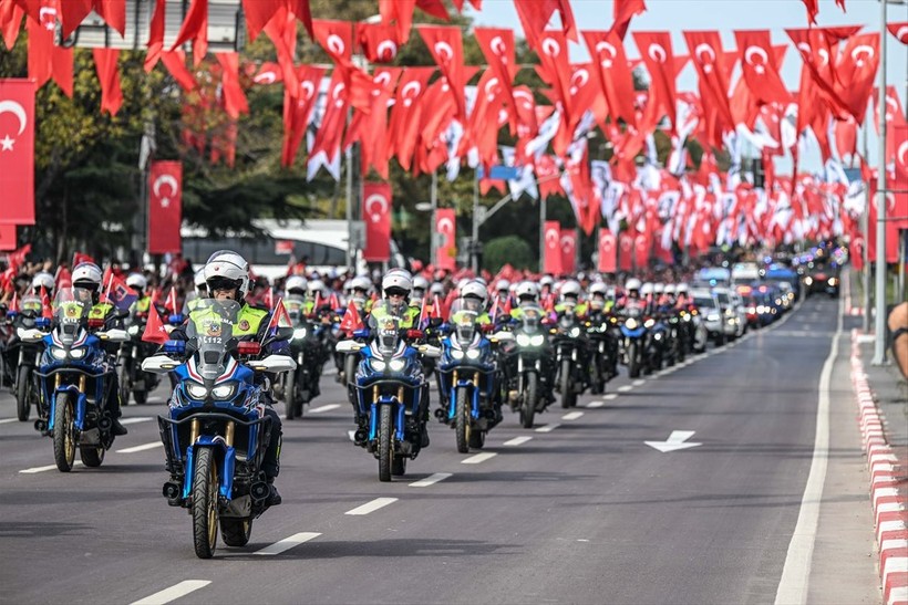 Türkiye iliklerine kadar Cumhuriyet'i kutluyor! Nereye baksan kırmızı-beyaz! 🤍❤️Meydanlarda 7'den 70'e 100. yıl coşkusu - Resim: 315