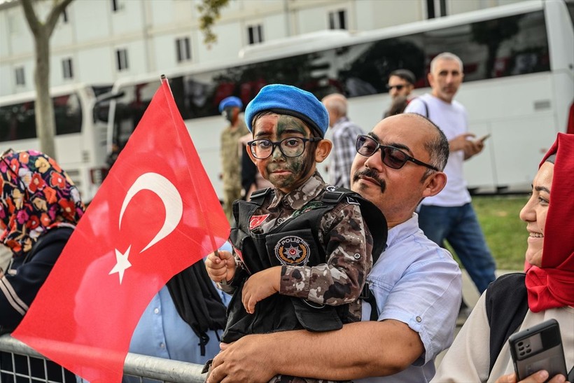 Türkiye iliklerine kadar Cumhuriyet'i kutluyor! Nereye baksan kırmızı-beyaz! 🤍❤️Meydanlarda 7'den 70'e 100. yıl coşkusu - Resim: 317