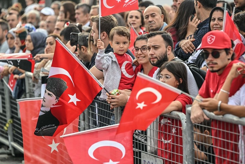 Türkiye iliklerine kadar Cumhuriyet'i kutluyor! Nereye baksan kırmızı-beyaz! 🤍❤️Meydanlarda 7'den 70'e 100. yıl coşkusu - Resim: 318