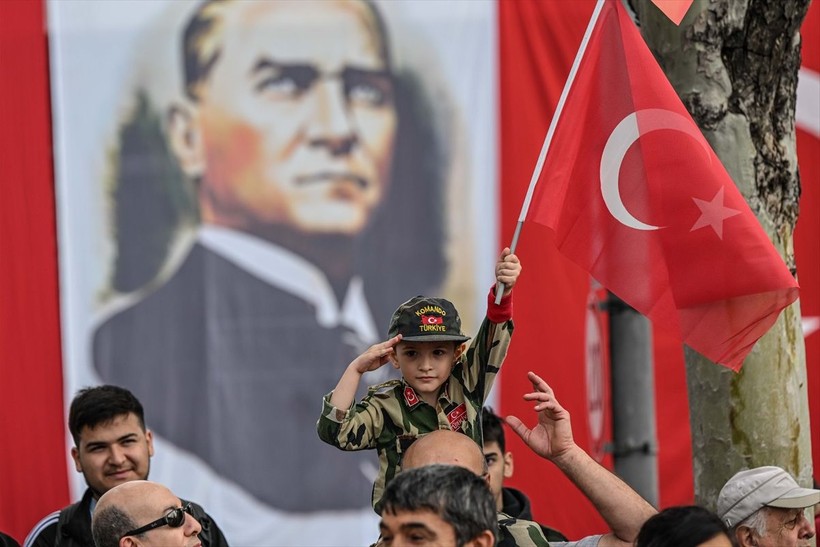 Türkiye iliklerine kadar Cumhuriyet'i kutluyor! Nereye baksan kırmızı-beyaz! 🤍❤️Meydanlarda 7'den 70'e 100. yıl coşkusu - Resim: 319