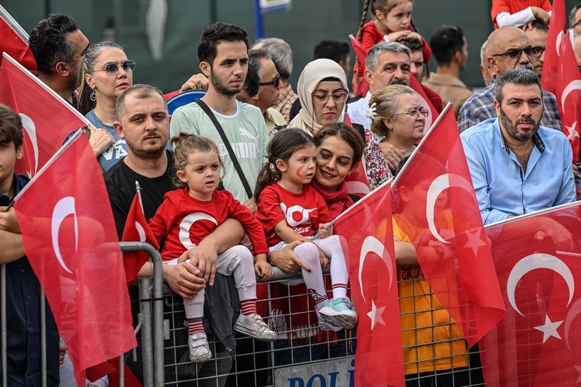 Türkiye iliklerine kadar Cumhuriyet'i kutluyor! Nereye baksan kırmızı-beyaz! 🤍❤️Meydanlarda 7'den 70'e 100. yıl coşkusu - Resim: 320