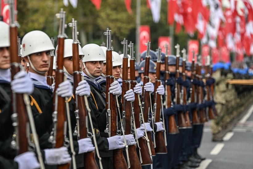 Türkiye iliklerine kadar Cumhuriyet'i kutluyor! Nereye baksan kırmızı-beyaz! 🤍❤️Meydanlarda 7'den 70'e 100. yıl coşkusu - Resim: 321