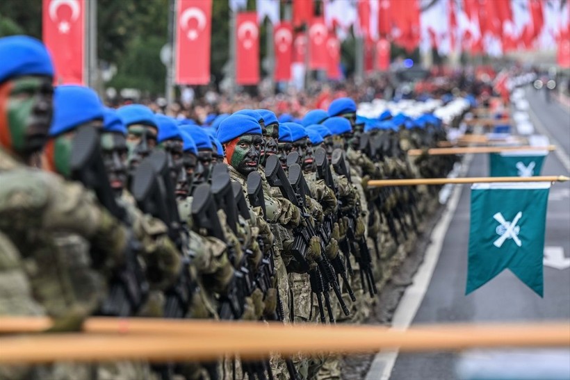 Türkiye iliklerine kadar Cumhuriyet'i kutluyor! Nereye baksan kırmızı-beyaz! 🤍❤️Meydanlarda 7'den 70'e 100. yıl coşkusu - Resim: 322