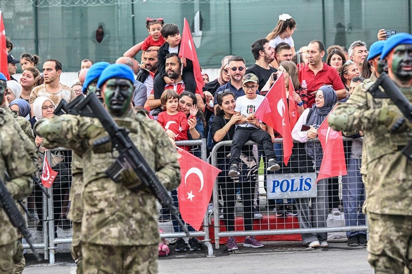 Türkiye iliklerine kadar Cumhuriyet'i kutluyor! Nereye baksan kırmızı-beyaz! 🤍❤️Meydanlarda 7'den 70'e 100. yıl coşkusu - Resim: 323