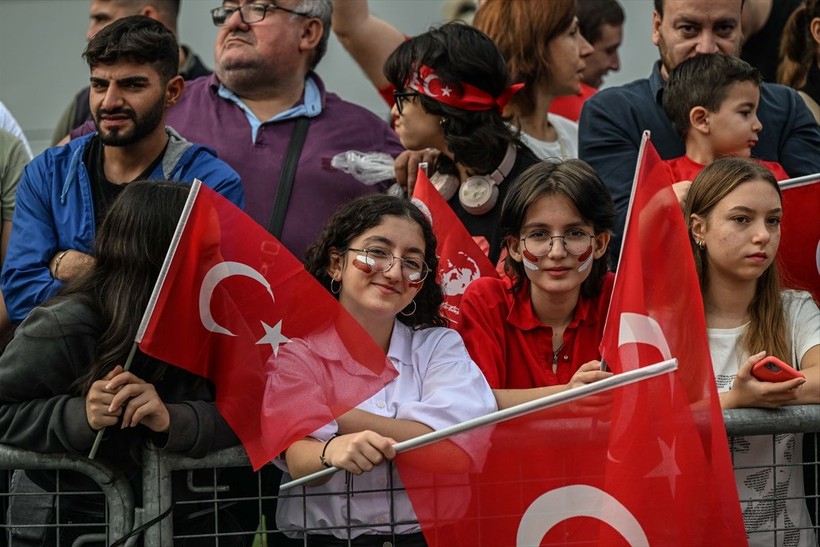 Türkiye iliklerine kadar Cumhuriyet'i kutluyor! Nereye baksan kırmızı-beyaz! 🤍❤️Meydanlarda 7'den 70'e 100. yıl coşkusu - Resim: 324