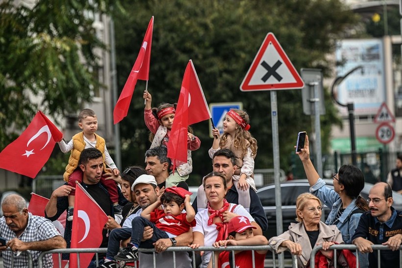Türkiye iliklerine kadar Cumhuriyet'i kutluyor! Nereye baksan kırmızı-beyaz! 🤍❤️Meydanlarda 7'den 70'e 100. yıl coşkusu - Resim: 325