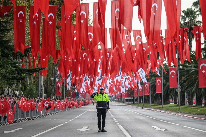 Türkiye iliklerine kadar Cumhuriyet'i kutluyor! Nereye baksan kırmızı-beyaz! 🤍❤️Meydanlarda 7'den 70'e 100. yıl coşkusu - Resim: 326