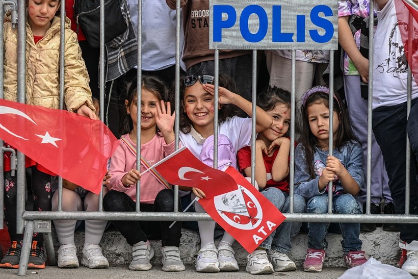 Türkiye iliklerine kadar Cumhuriyet'i kutluyor! Nereye baksan kırmızı-beyaz! 🤍❤️Meydanlarda 7'den 70'e 100. yıl coşkusu - Resim: 328