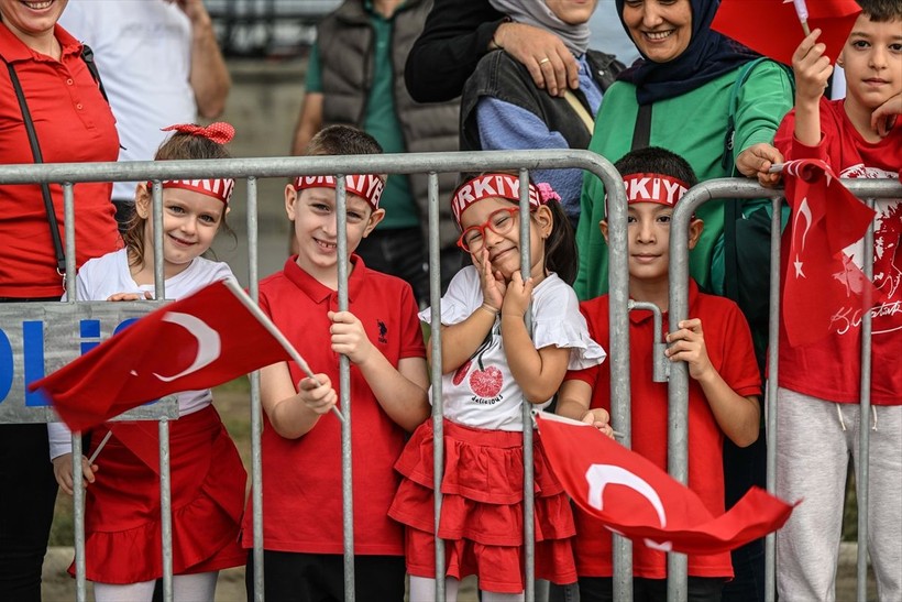 Türkiye iliklerine kadar Cumhuriyet'i kutluyor! Nereye baksan kırmızı-beyaz! 🤍❤️Meydanlarda 7'den 70'e 100. yıl coşkusu - Resim: 329