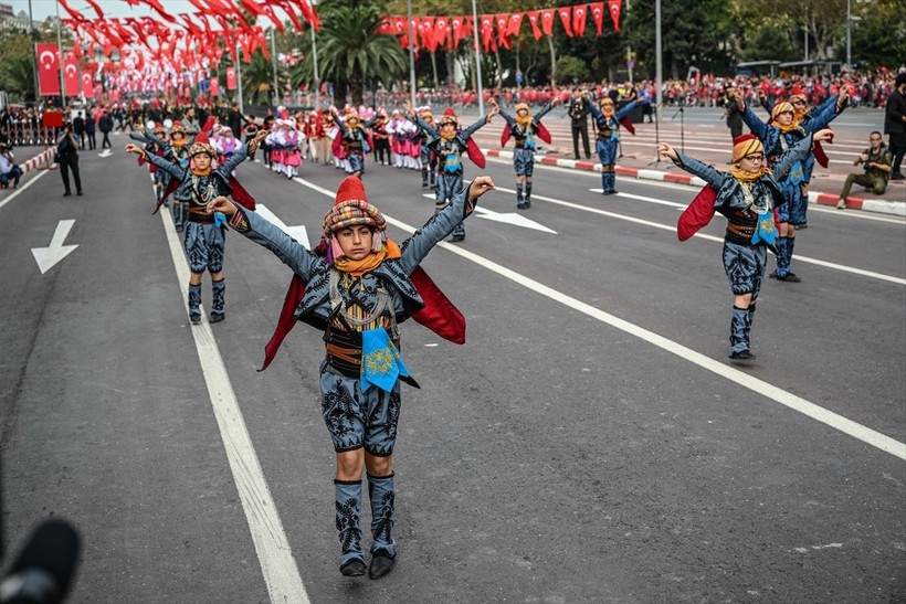Türkiye iliklerine kadar Cumhuriyet'i kutluyor! Nereye baksan kırmızı-beyaz! 🤍❤️Meydanlarda 7'den 70'e 100. yıl coşkusu - Resim: 331