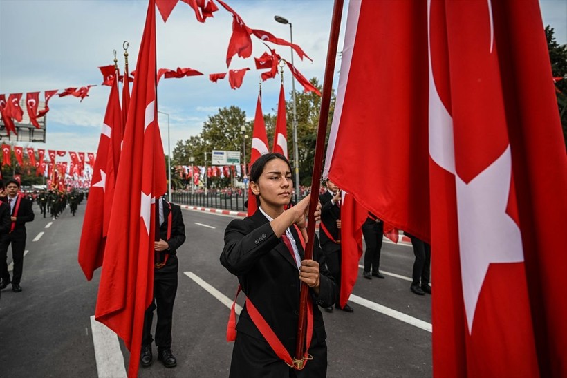 Türkiye iliklerine kadar Cumhuriyet'i kutluyor! Nereye baksan kırmızı-beyaz! 🤍❤️Meydanlarda 7'den 70'e 100. yıl coşkusu - Resim: 332