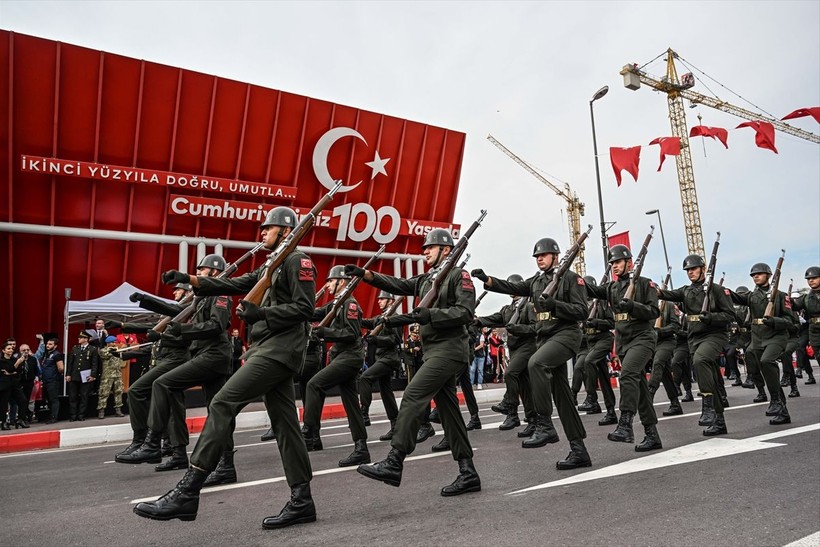 Türkiye iliklerine kadar Cumhuriyet'i kutluyor! Nereye baksan kırmızı-beyaz! 🤍❤️Meydanlarda 7'den 70'e 100. yıl coşkusu - Resim: 333