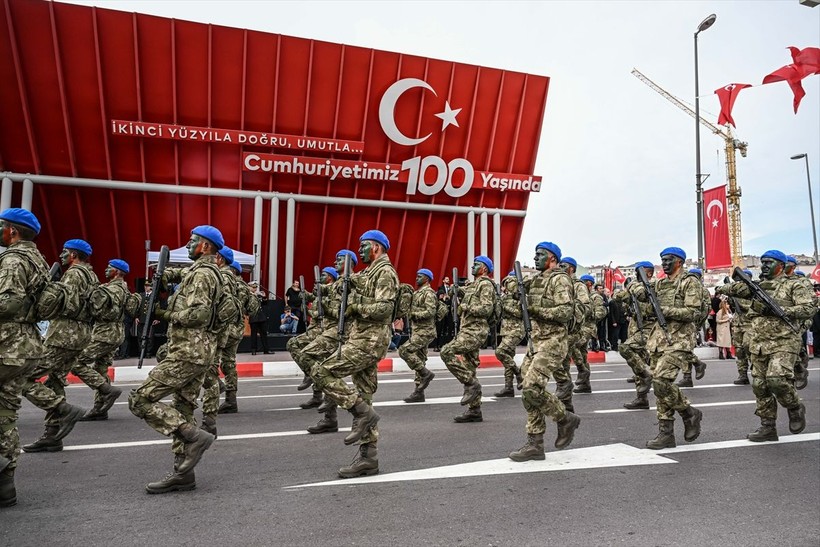 Türkiye iliklerine kadar Cumhuriyet'i kutluyor! Nereye baksan kırmızı-beyaz! 🤍❤️Meydanlarda 7'den 70'e 100. yıl coşkusu - Resim: 334