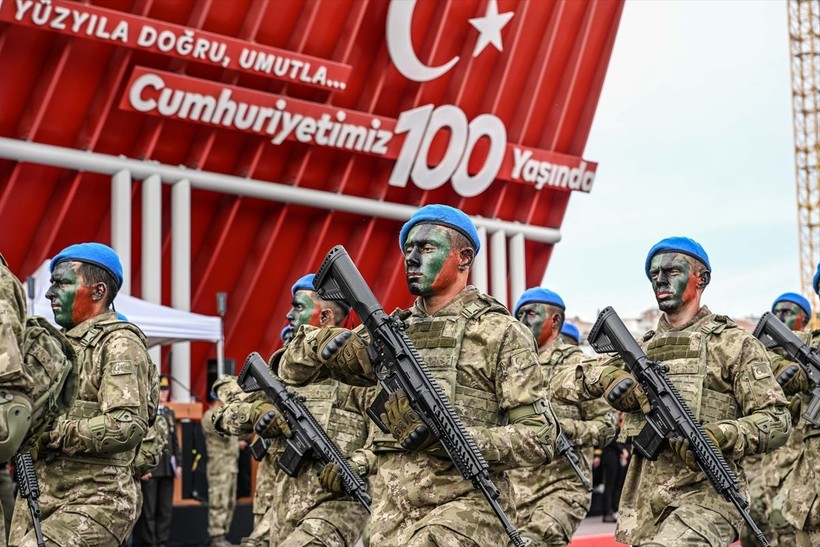 Türkiye iliklerine kadar Cumhuriyet'i kutluyor! Nereye baksan kırmızı-beyaz! 🤍❤️Meydanlarda 7'den 70'e 100. yıl coşkusu - Resim: 336